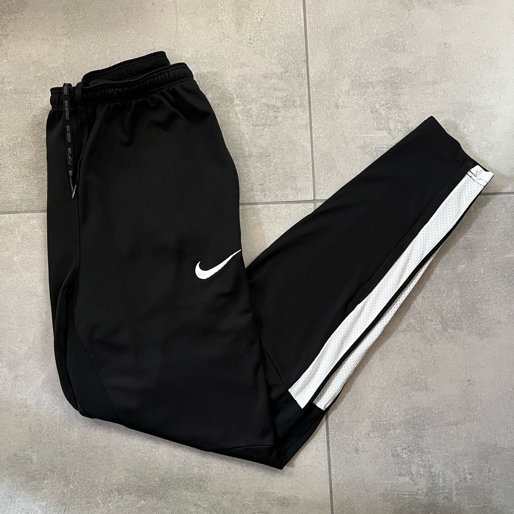 Nike Soccer pants (Sweatpants).  Men’s Medium
